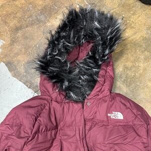 The North Face Womens 550 Down Puffer Jacket Burgundy Faux Fur Hood Maroon M